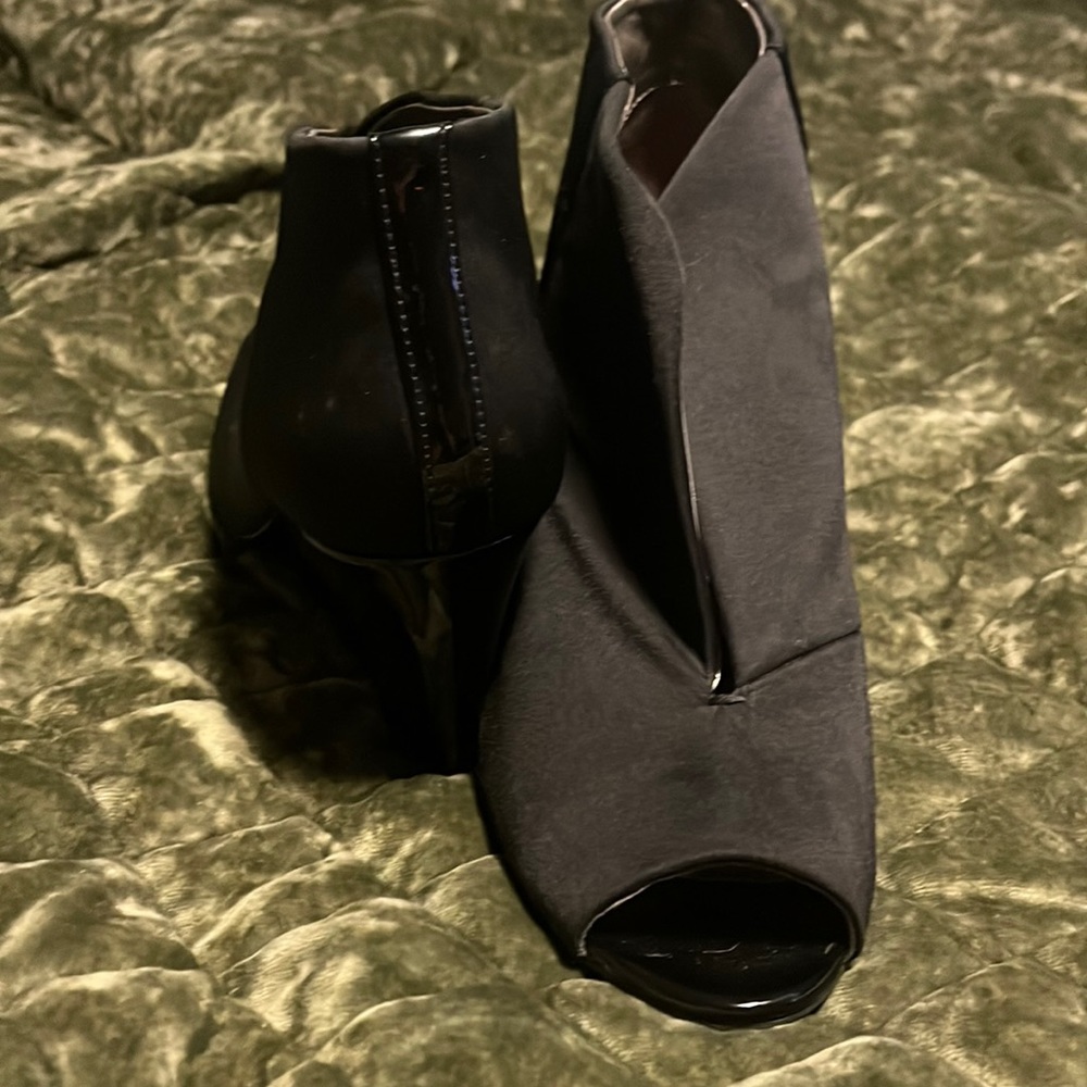 Bandolino split front peep toe wedges